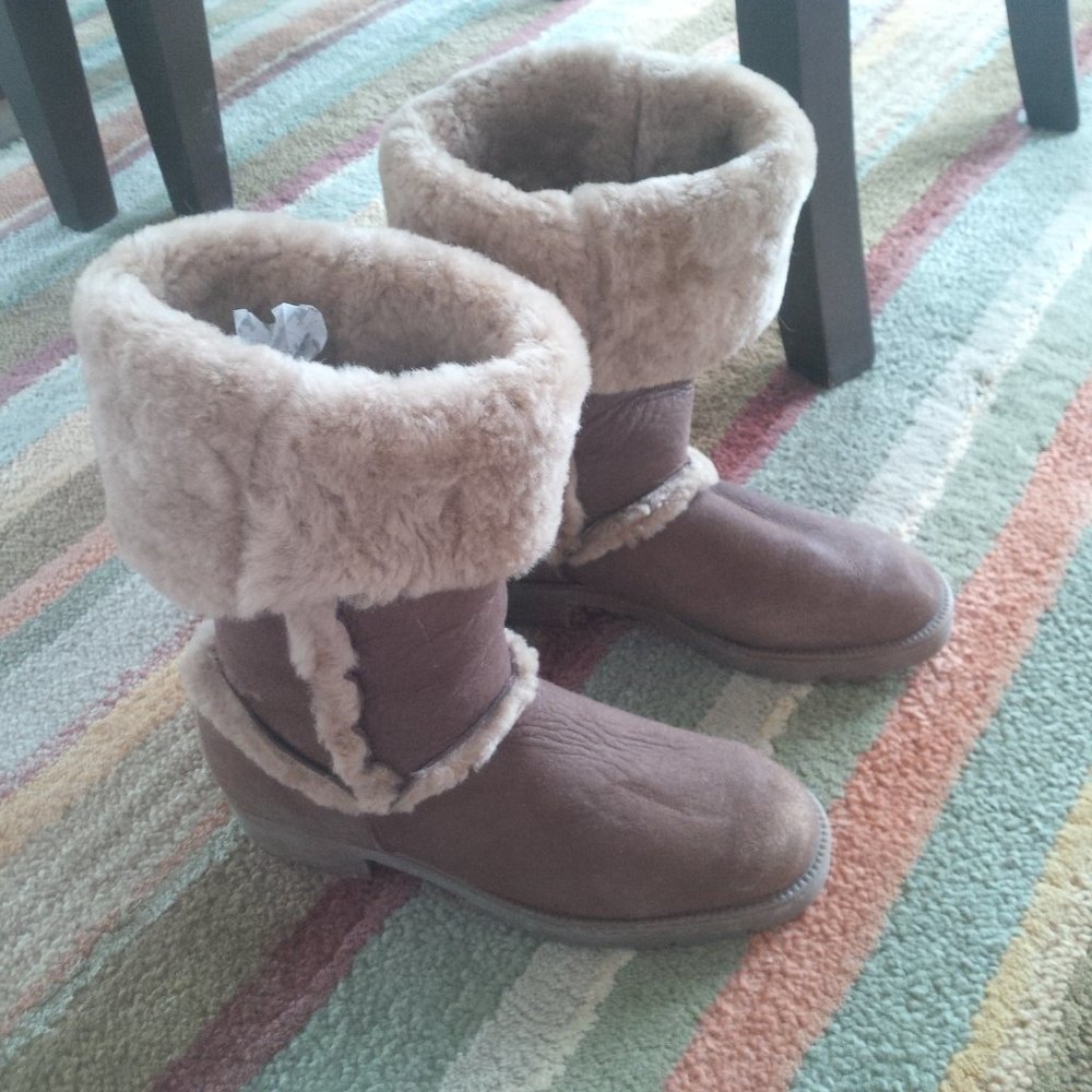 Santana Canada Genuine Shearling Boots Size 7.5 M - $6.99 Shipping!